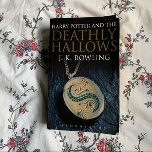 Harry Potter and The Deathly Hallows Book 📚